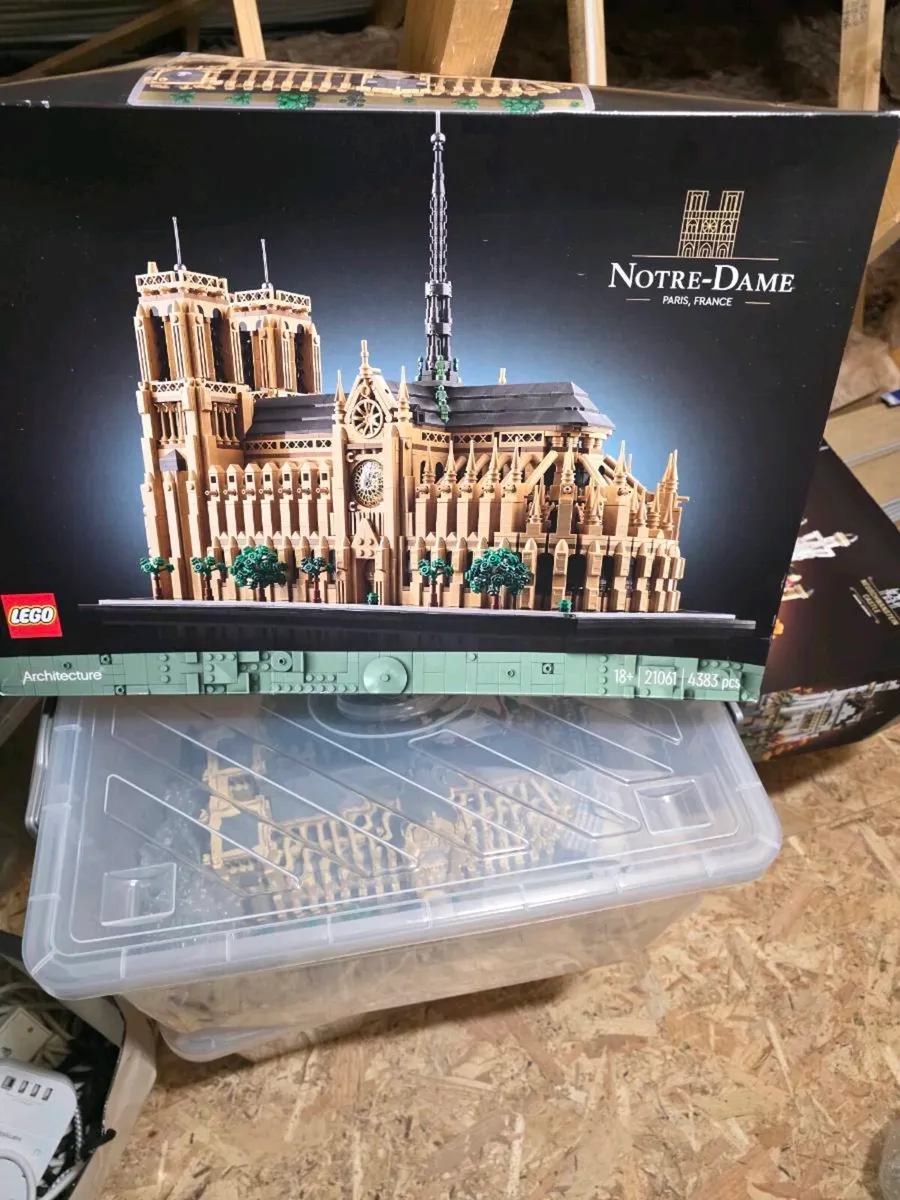 LEGO Architecture Notre Dame de Paris  Set 21061 - Image 1