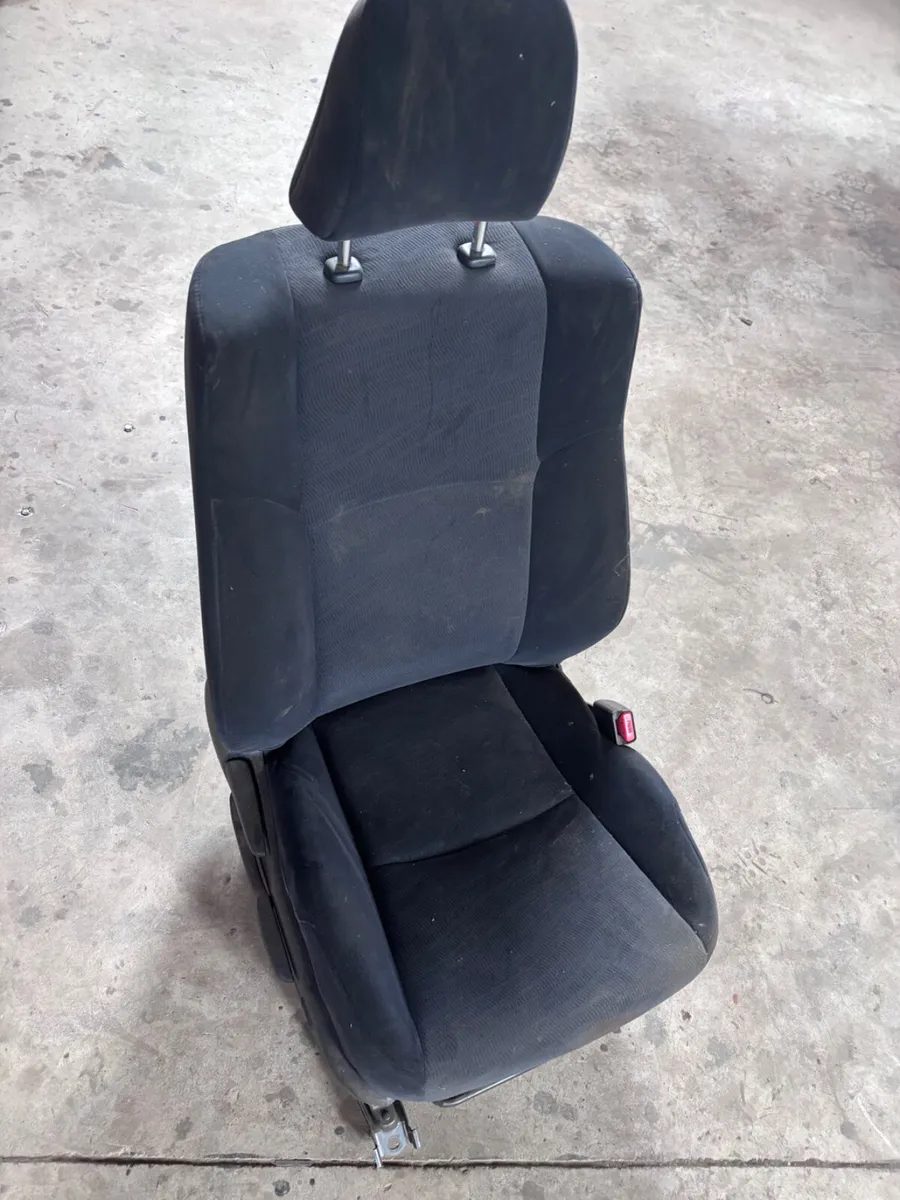 Toyota Landcruiser Drivers Seat - Image 3