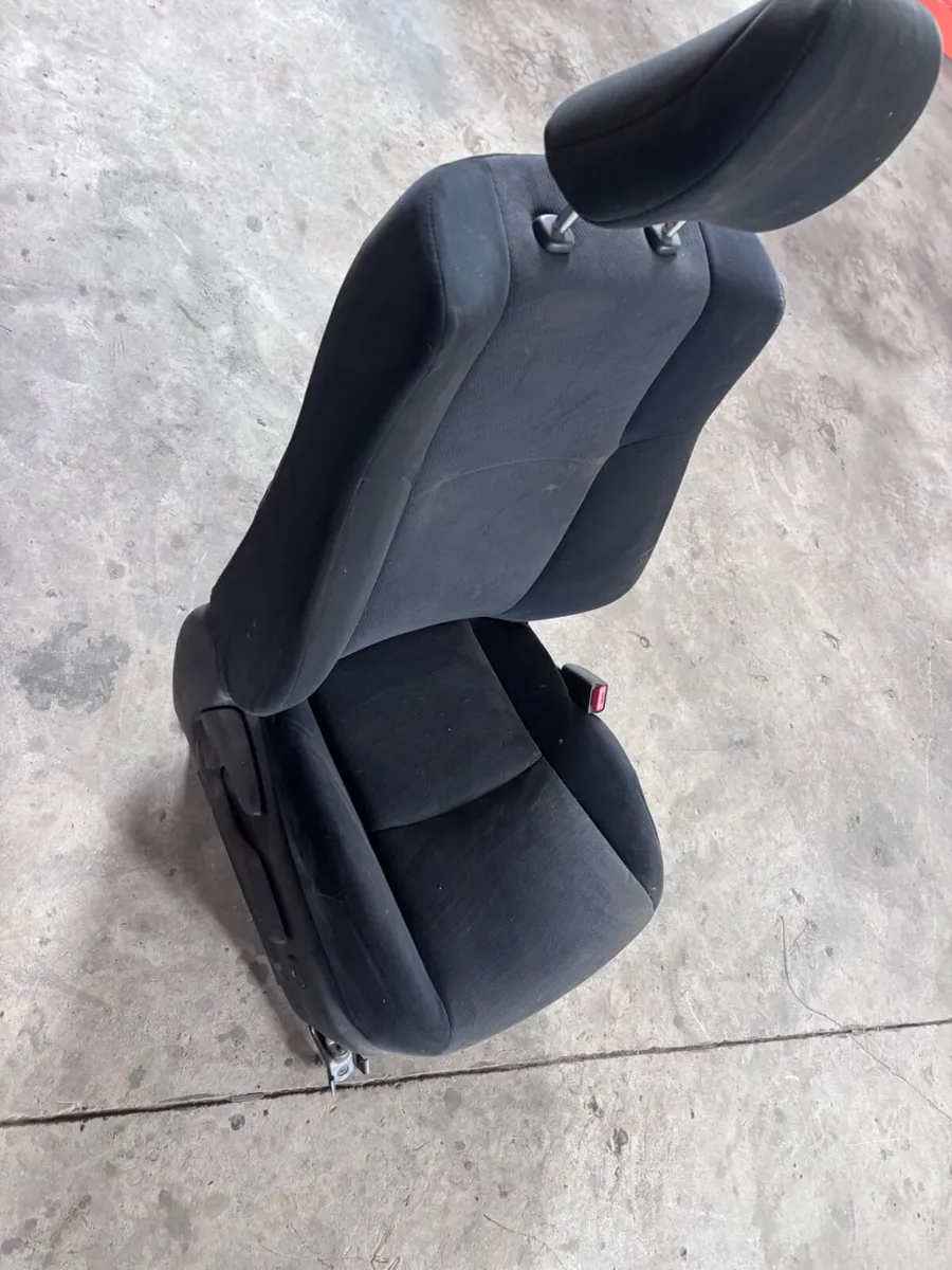 Toyota Landcruiser Drivers Seat - Image 2