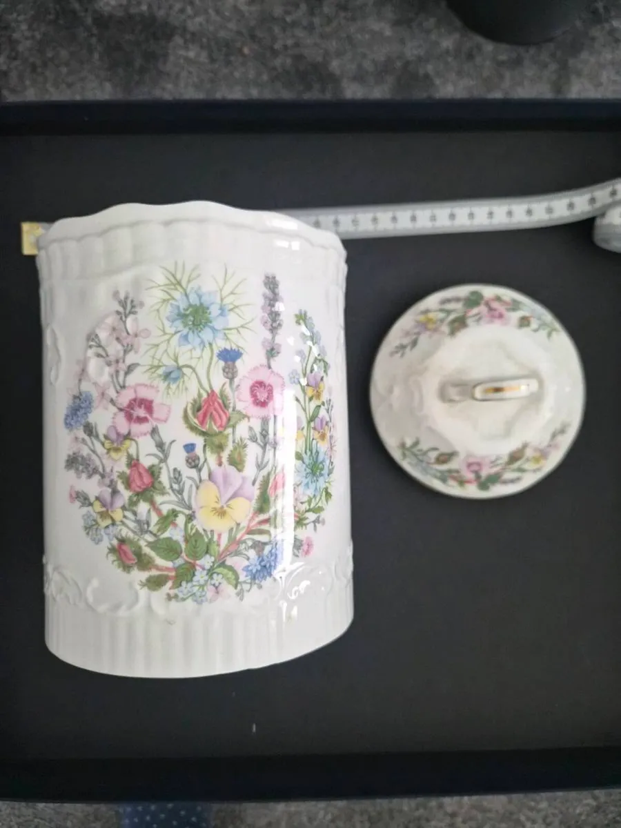 Aynsley fine bone china biscuit barrel - Image 1