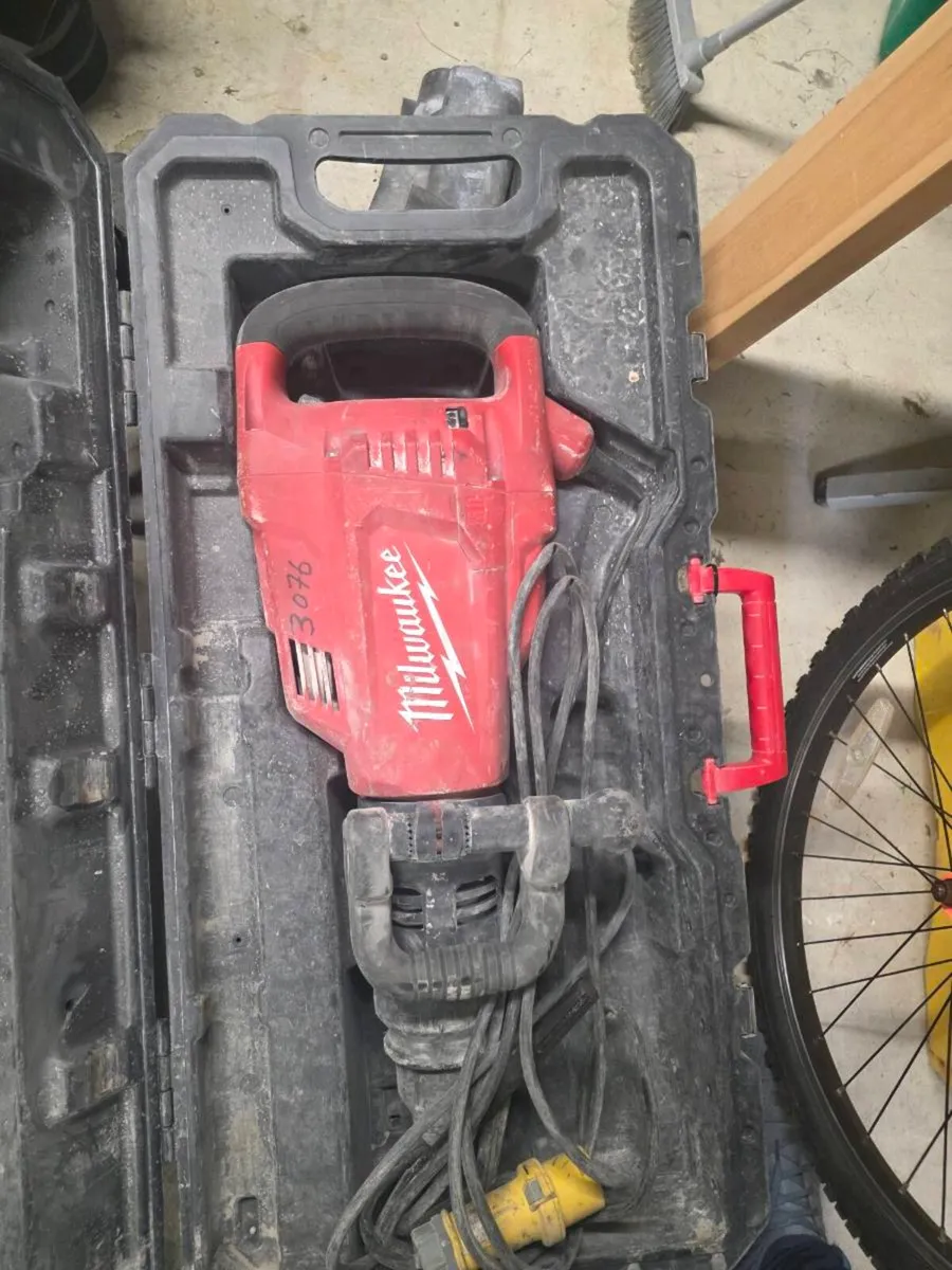Milwaukee K1000S Heavy Duty Demolition Breaker - Image 1
