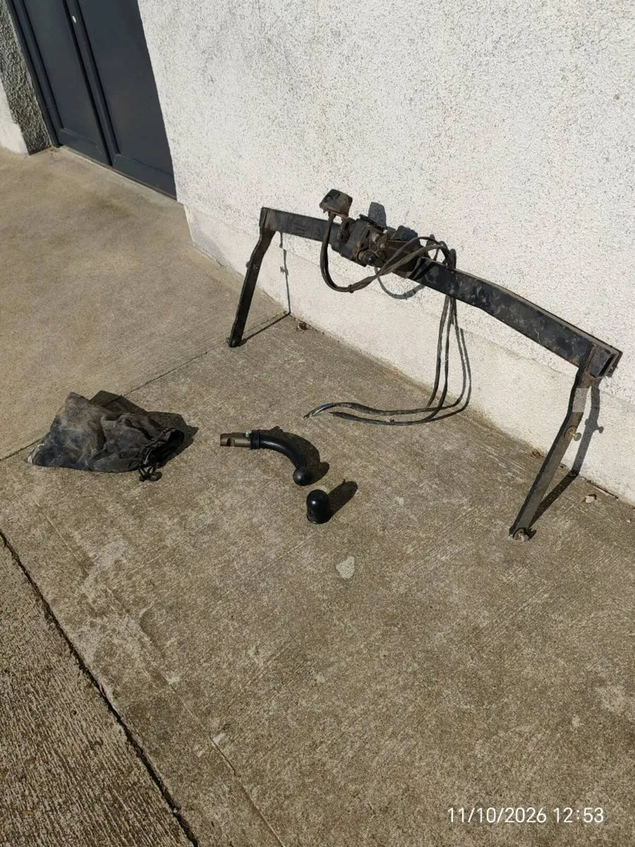 Tow bar with detachable hitch for Mazda 6 - Image 1