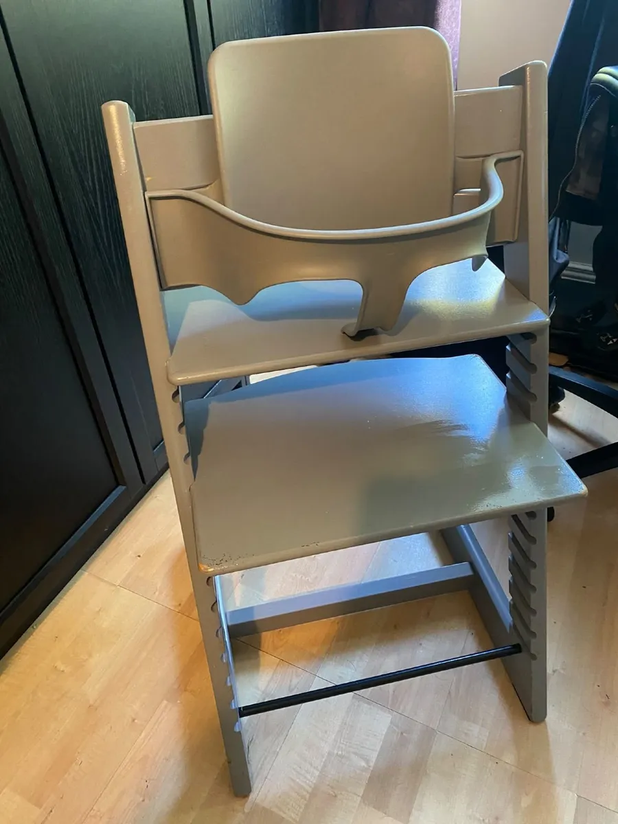 Stokke high chair & newborn attachment - Image 3