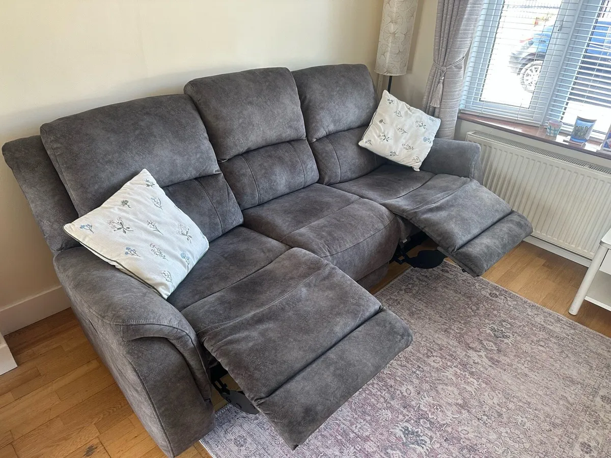Dark grey 3 seater electric recliner sofa - Image 3