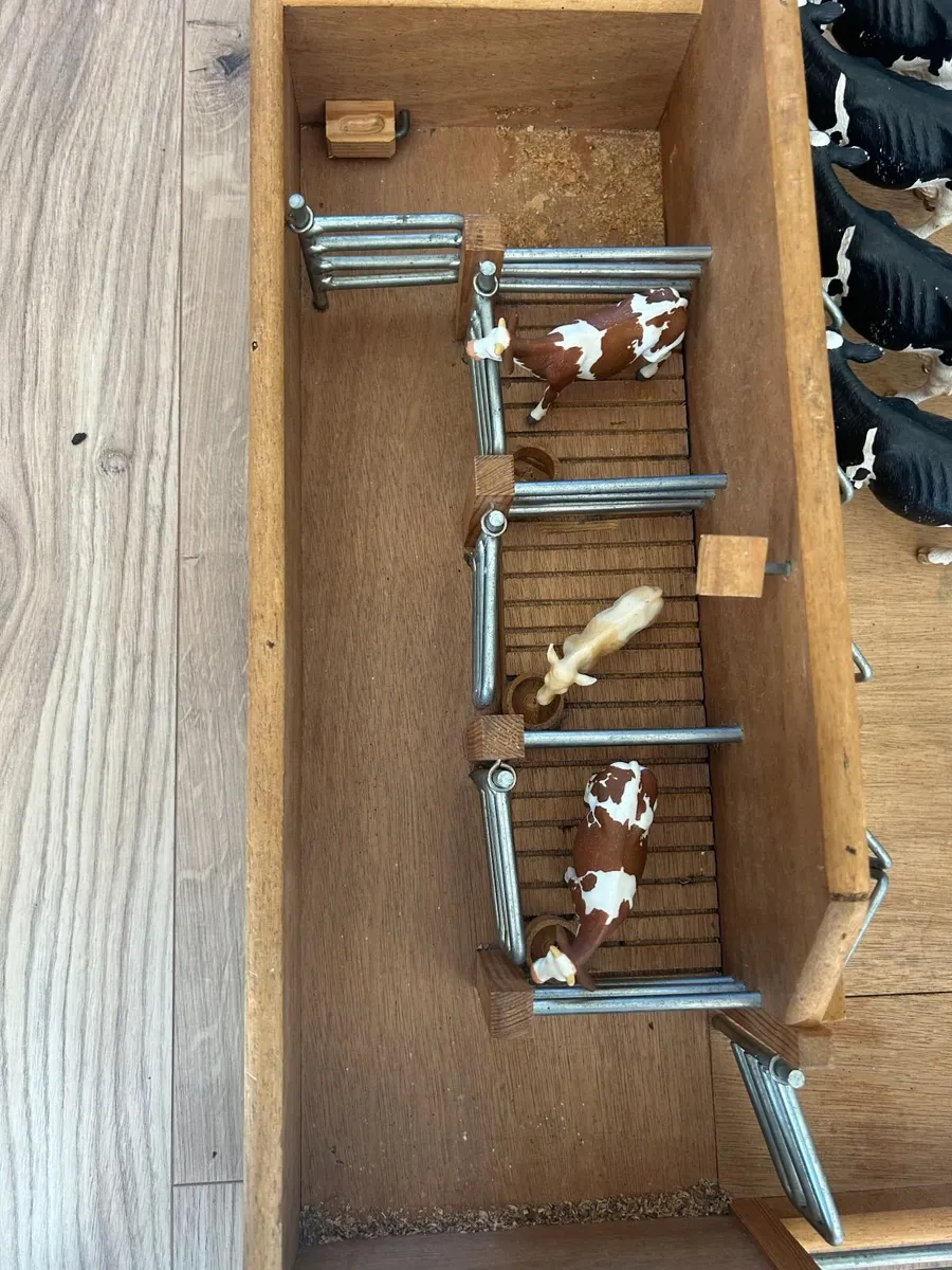 Toy Milking parlour and cubicle shed with animals - Image 2