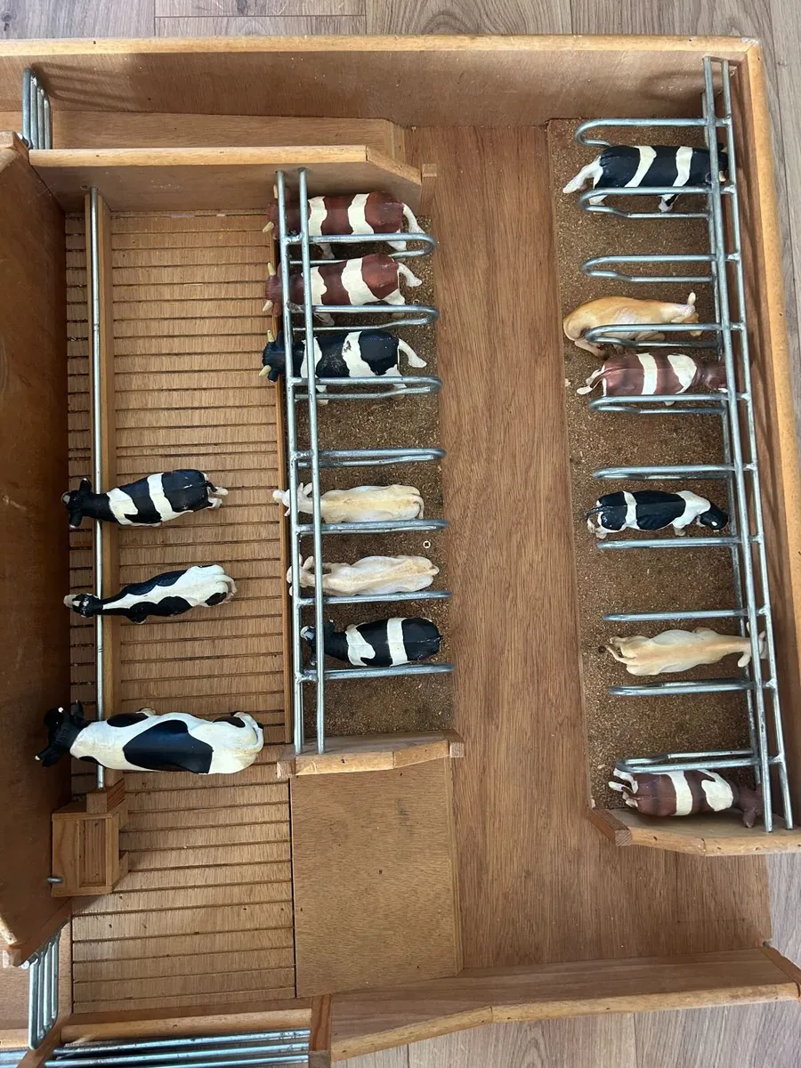 Toy Milking parlour and cubicle shed with animals - Image 3