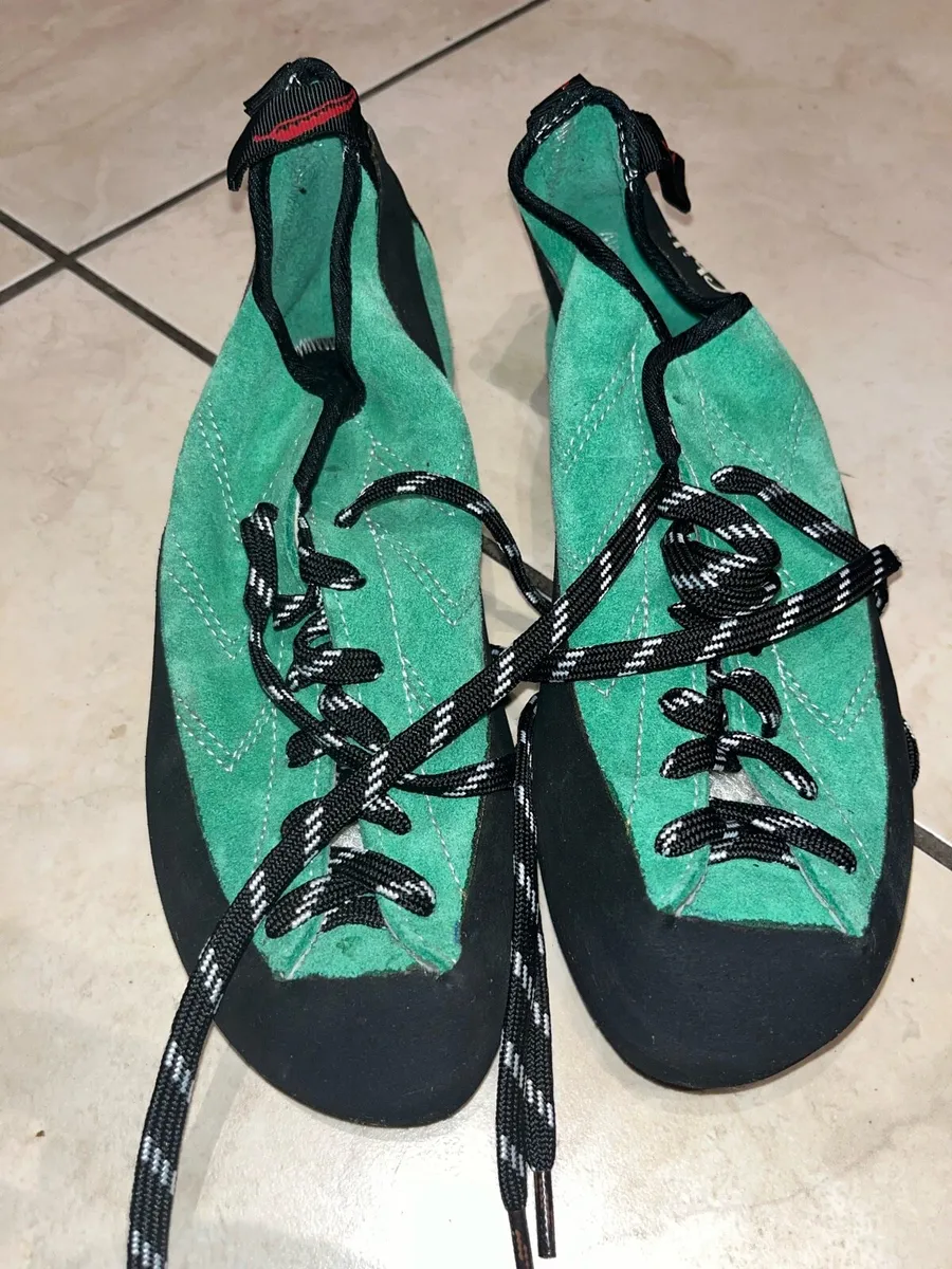 Climbing shoes - Image 1