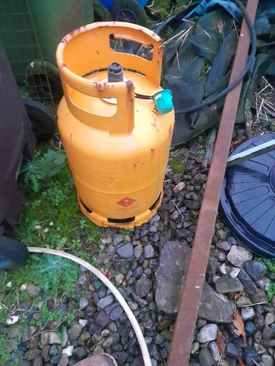 10 gas cylinders