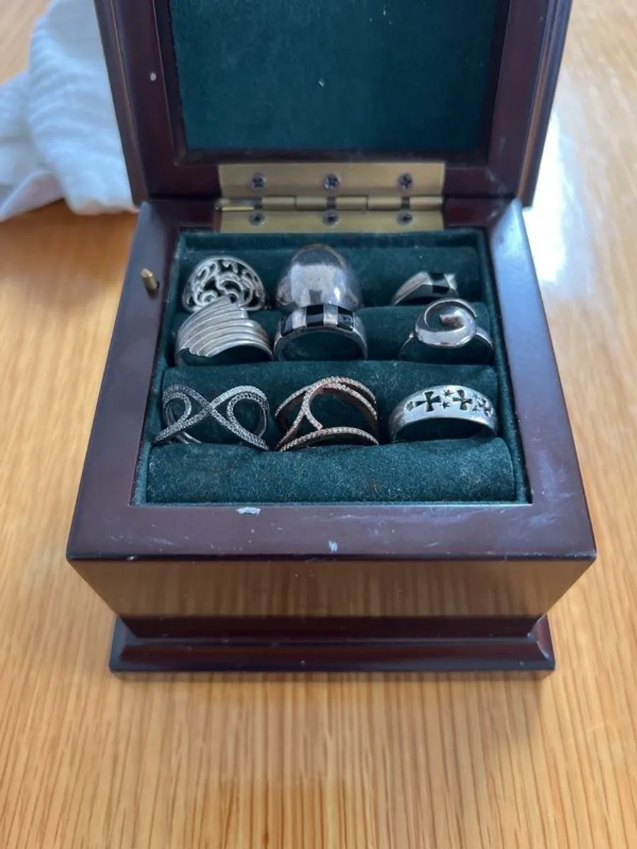 Musical Ring Box and 9 Sterling Silver Rings - Image 1