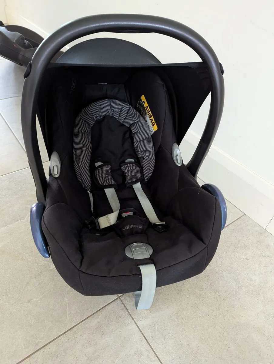 Maxi Cosi baby car seat - Image 1