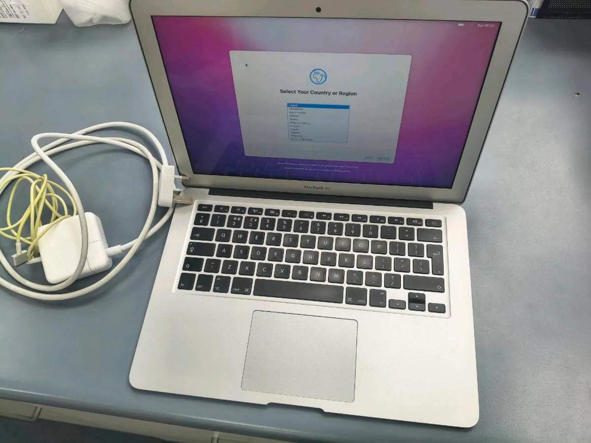 Apple MacBook Air 13-inch (2017) – Intel Core i7 - Image 3