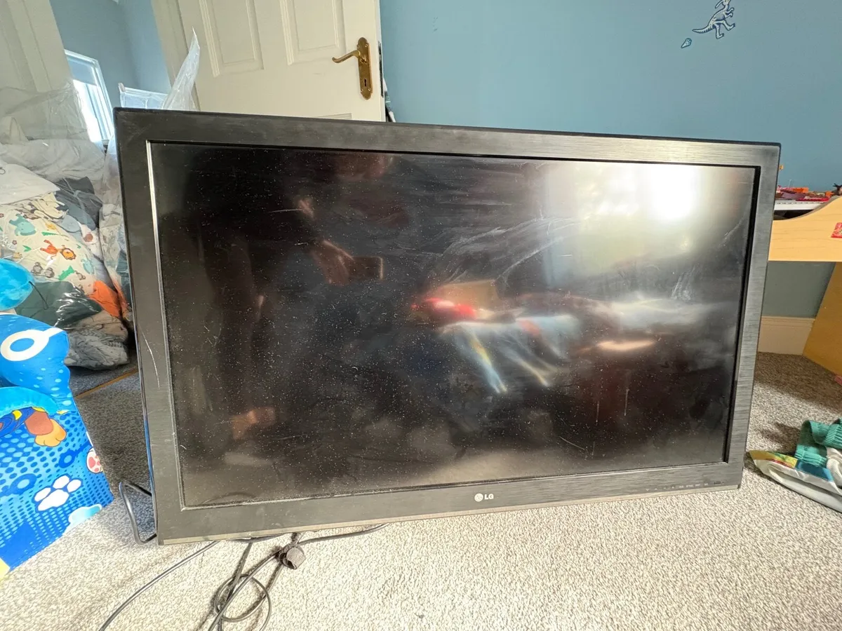 LG TV - Image 3