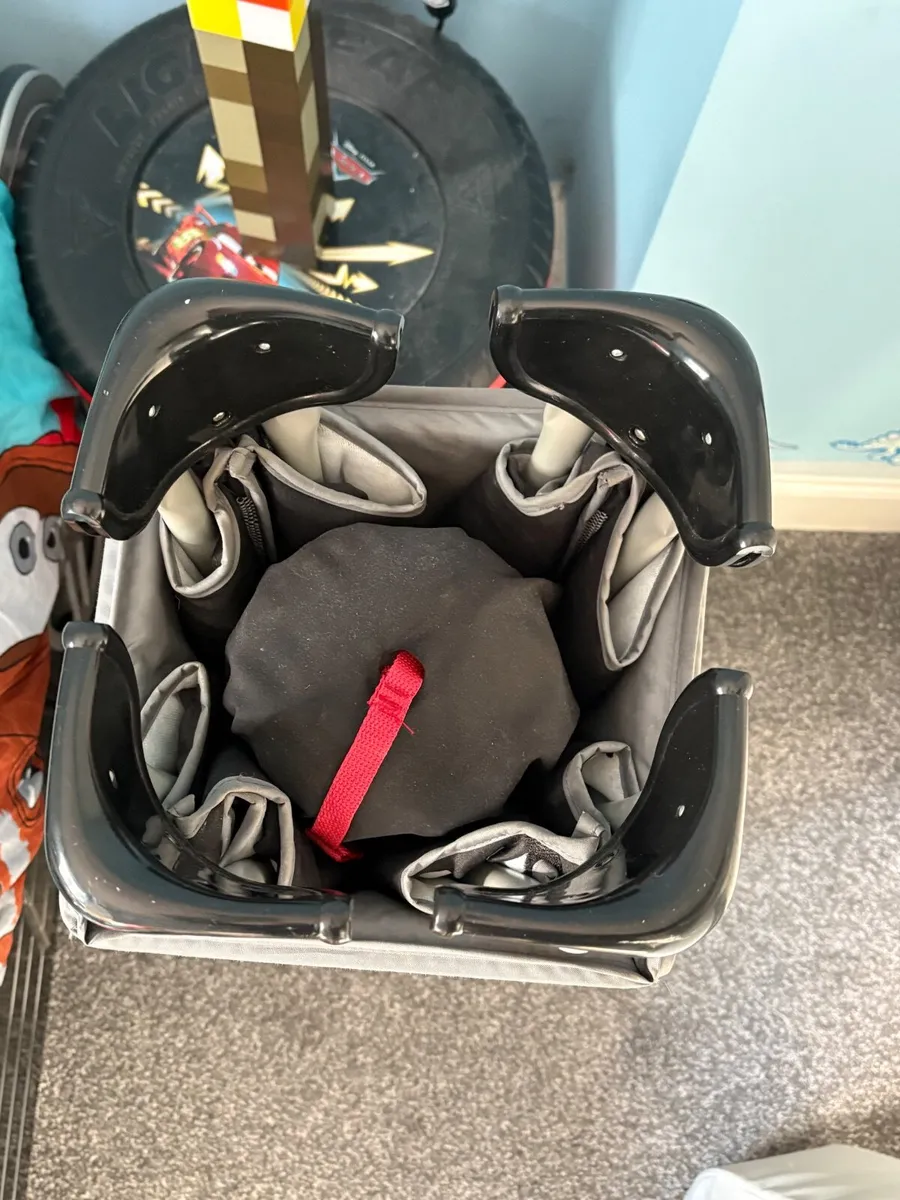 Baby travel cot - Image 1