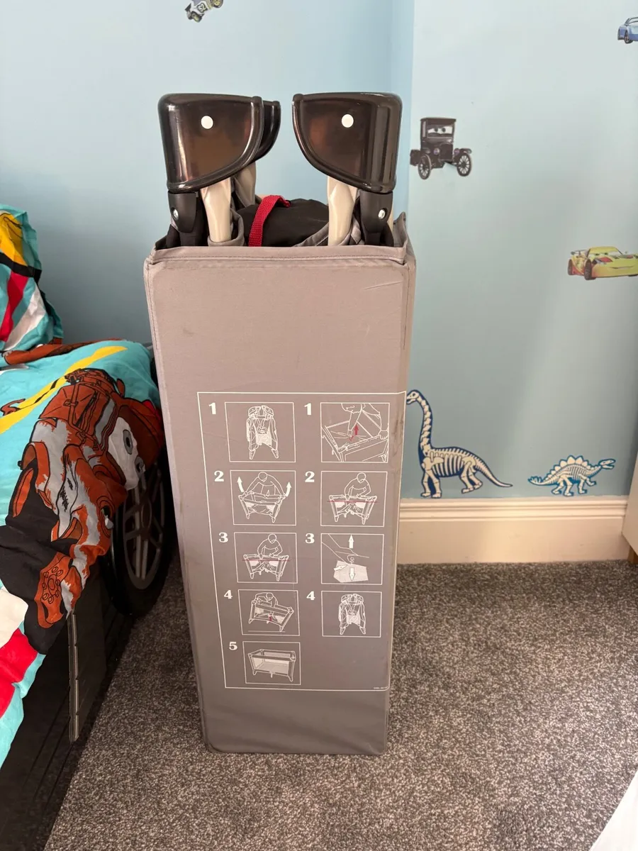 Baby travel cot - Image 2