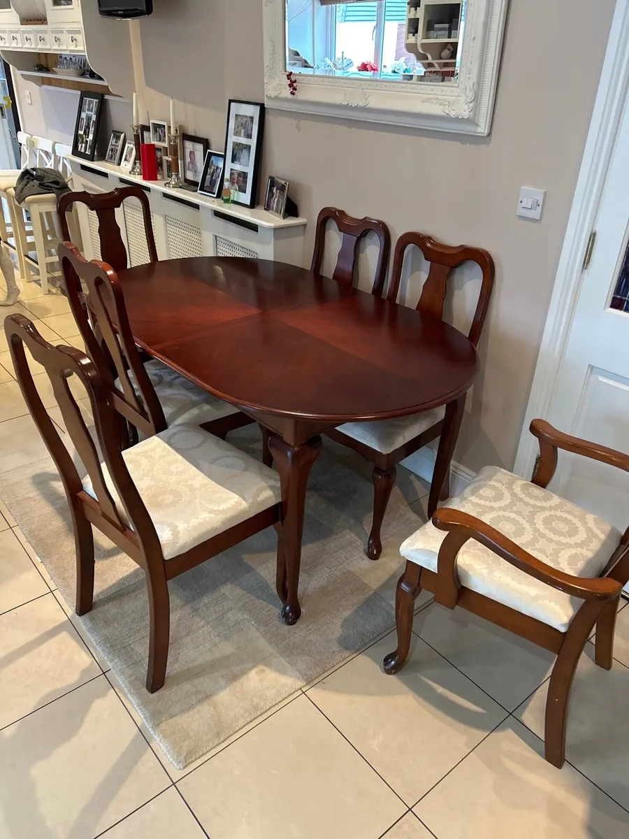 Table and 6 chairs - Image 1