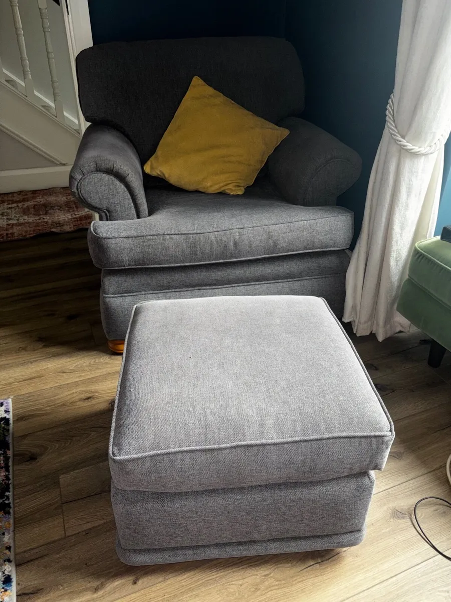 Grey sofa and armchairs - Image 2