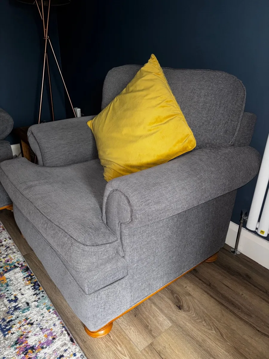 Grey sofa and armchairs - Image 3