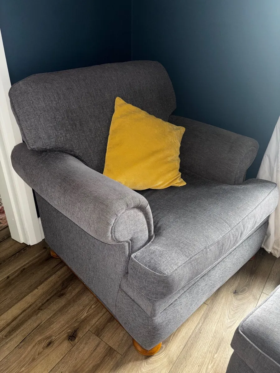 Grey sofa and armchairs - Image 4