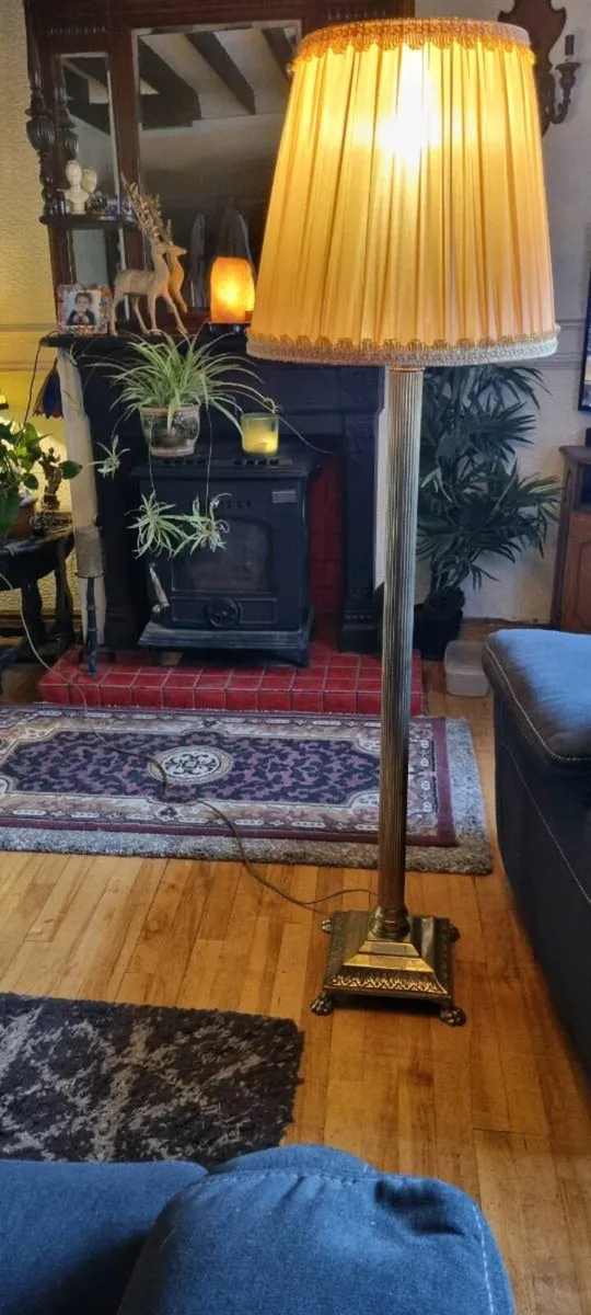 ANTIQUE SOLID VERY  HEAVY BRASS  FREE SHADE - Image 3