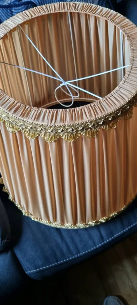 ANTIQUE SOLID VERY  HEAVY BRASS  FREE SHADE - Image 4