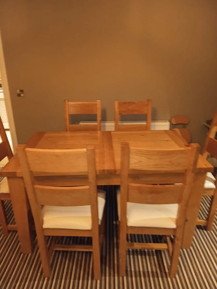 Heavy extendable table and 8 chairs - Image 1