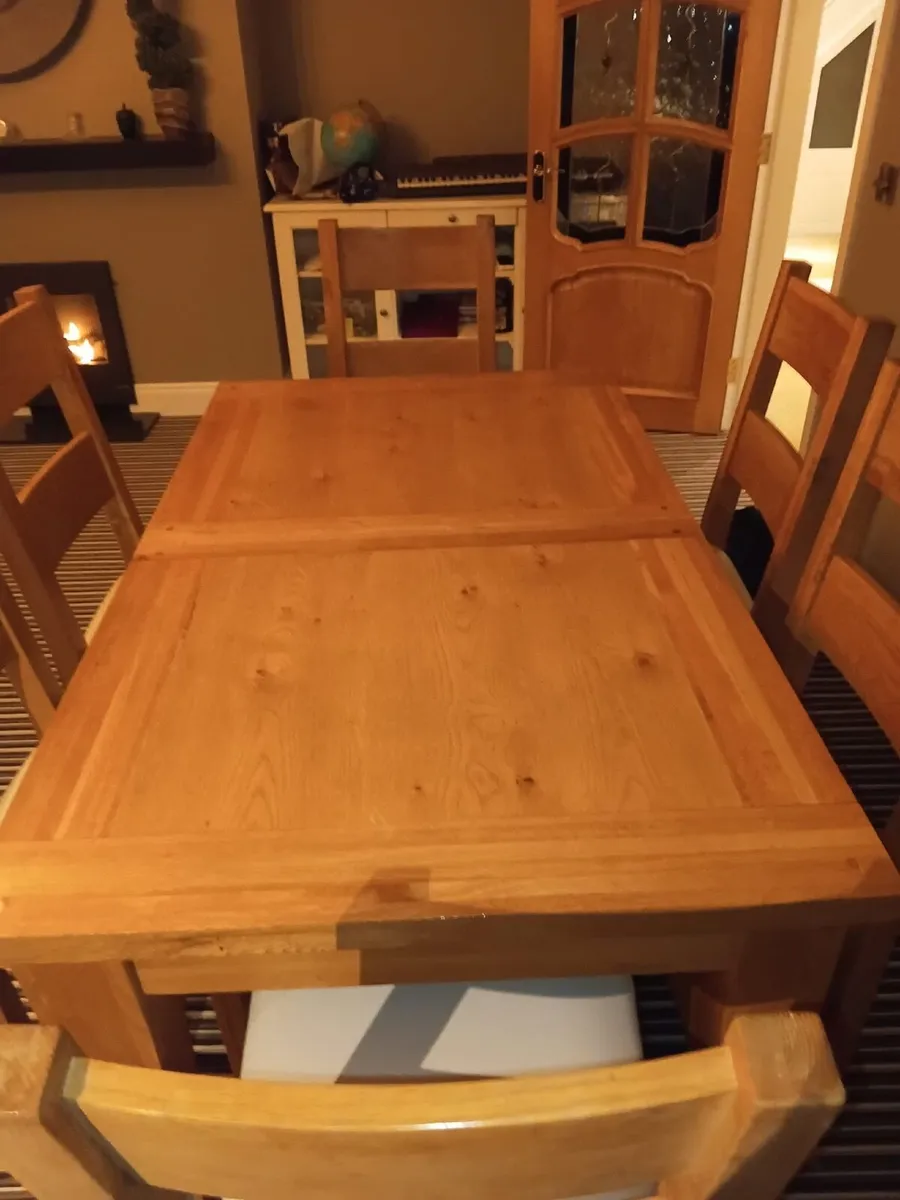 Heavy extendable table and 8 chairs - Image 2