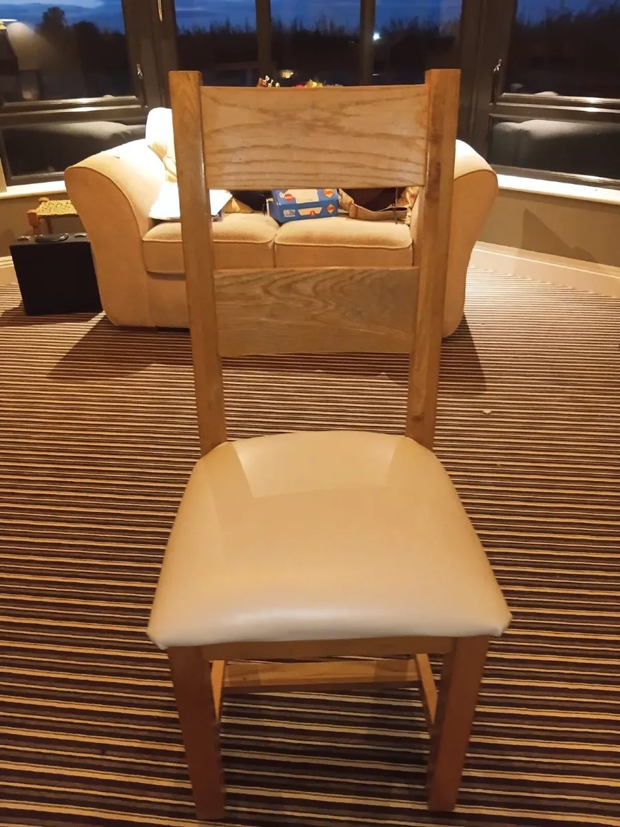Heavy extendable table and 8 chairs - Image 4