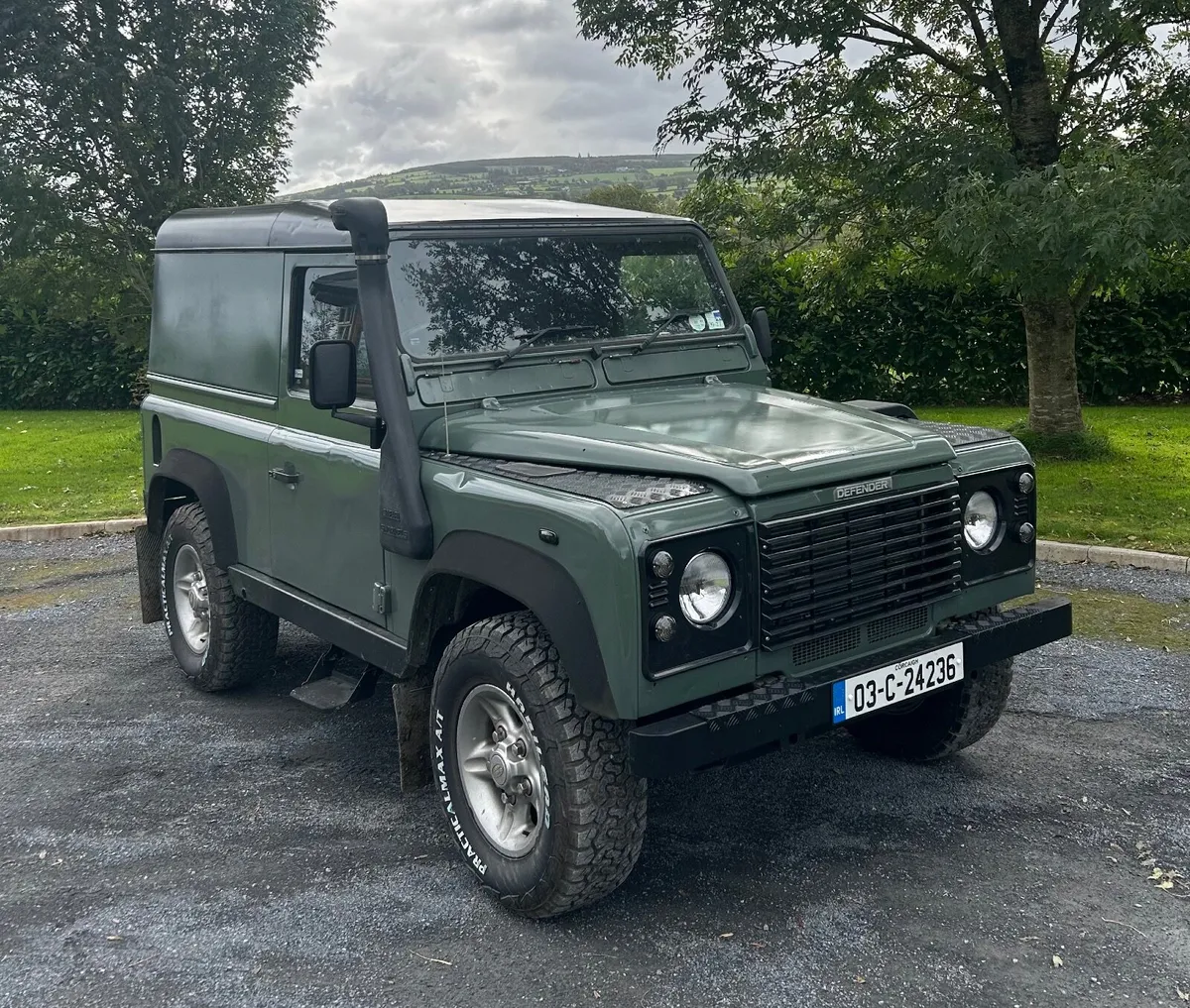 Land Rover Defender 2003 - Image 1