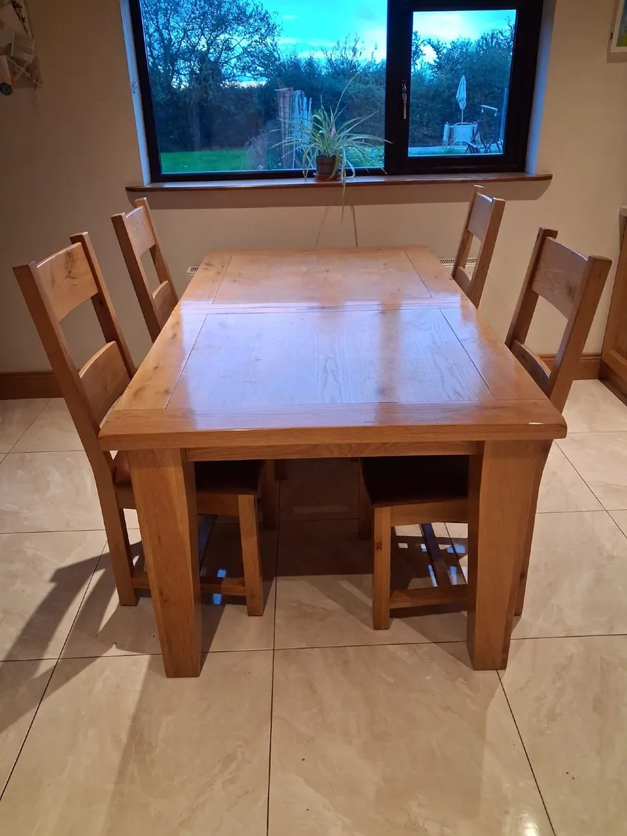 Solid oak extendable kitchen table & 6 chairs - Image 1