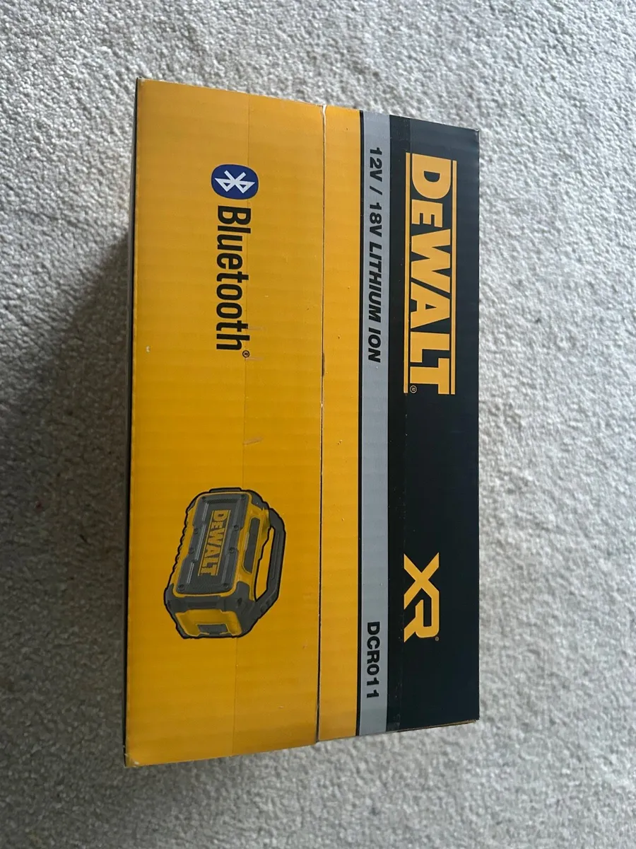 Dewalt battery radio - Image 2
