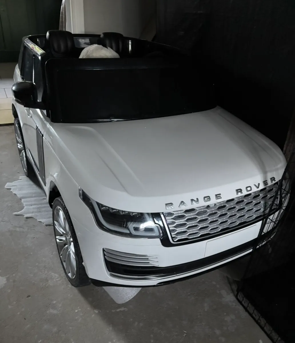 Kids battery operated Range Rover - Image 3