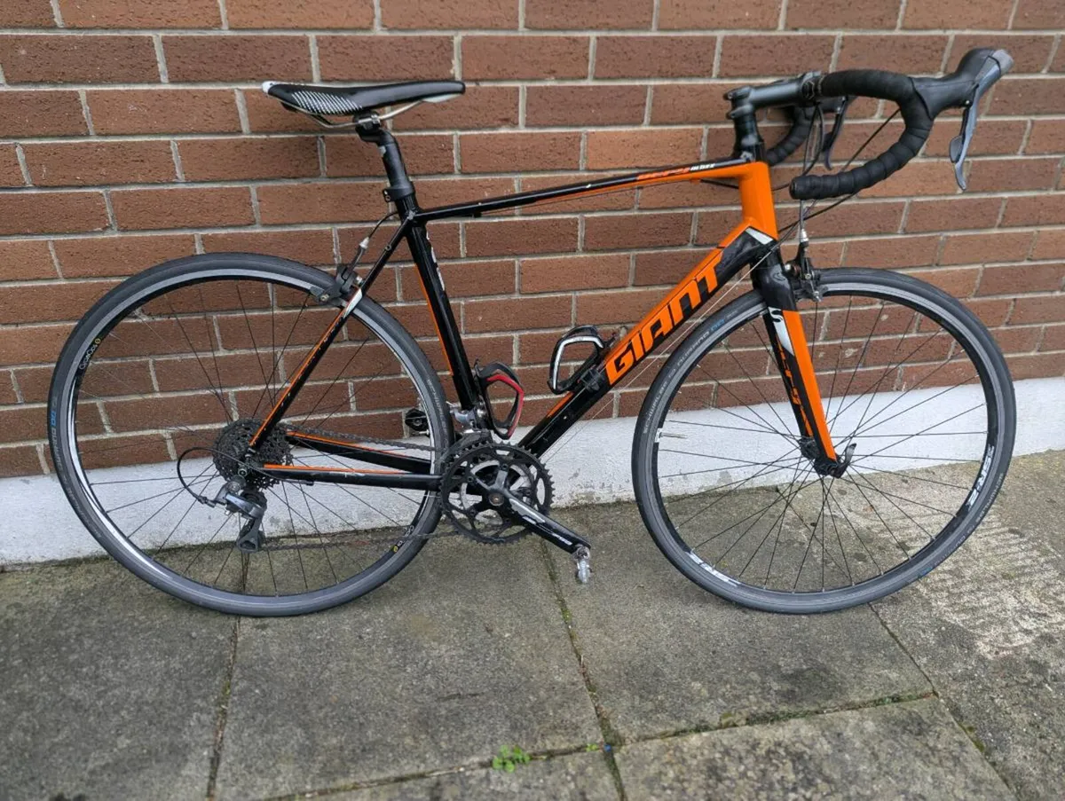 Giant Defy 4 road bike M/L frame - Image 1