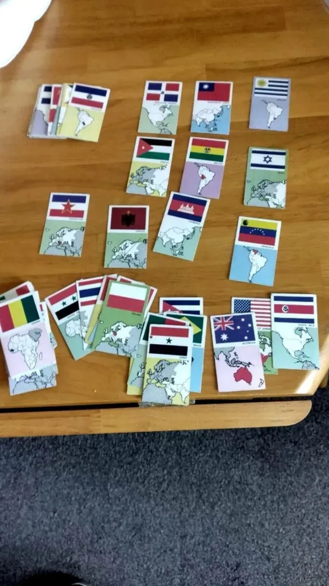 Early 1960's World flag cards - Image 1