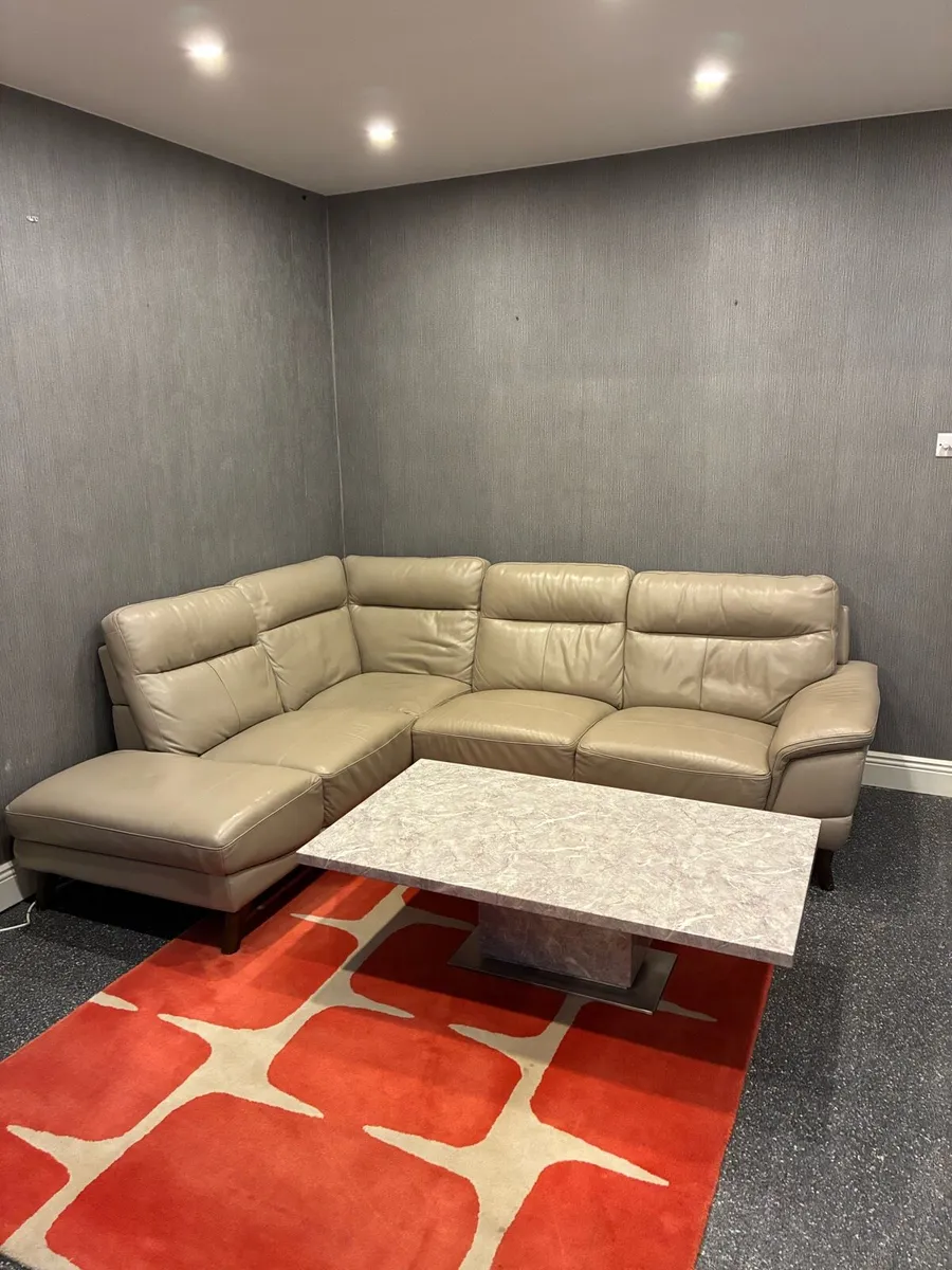 Corner Leather couch - Image 1