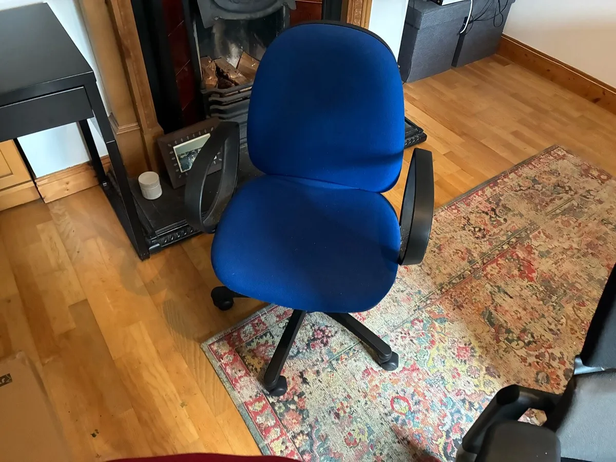Desk and 2 office chairs - Image 2