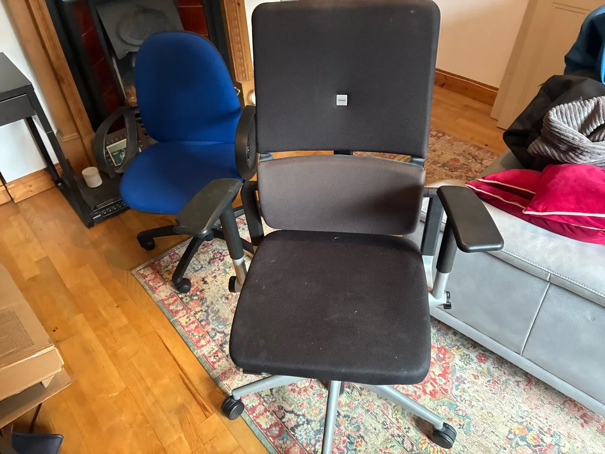 Desk and 2 office chairs - Image 3