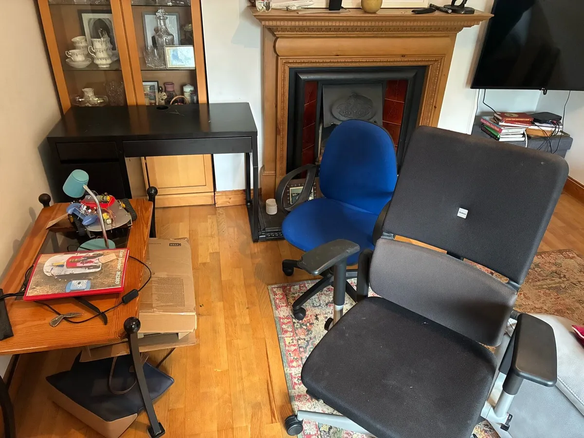 Desk and 2 office chairs - Image 4