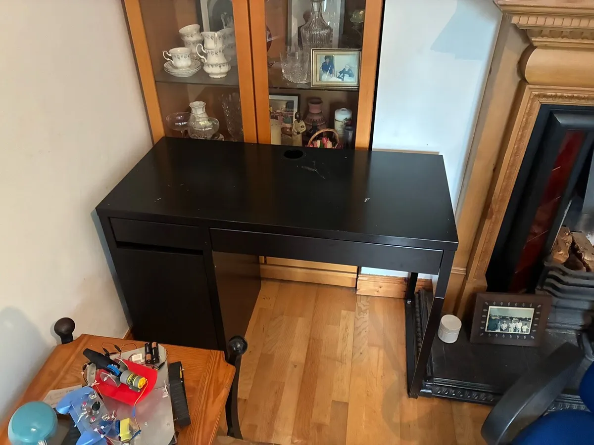 Desk and 2 office chairs - Image 1