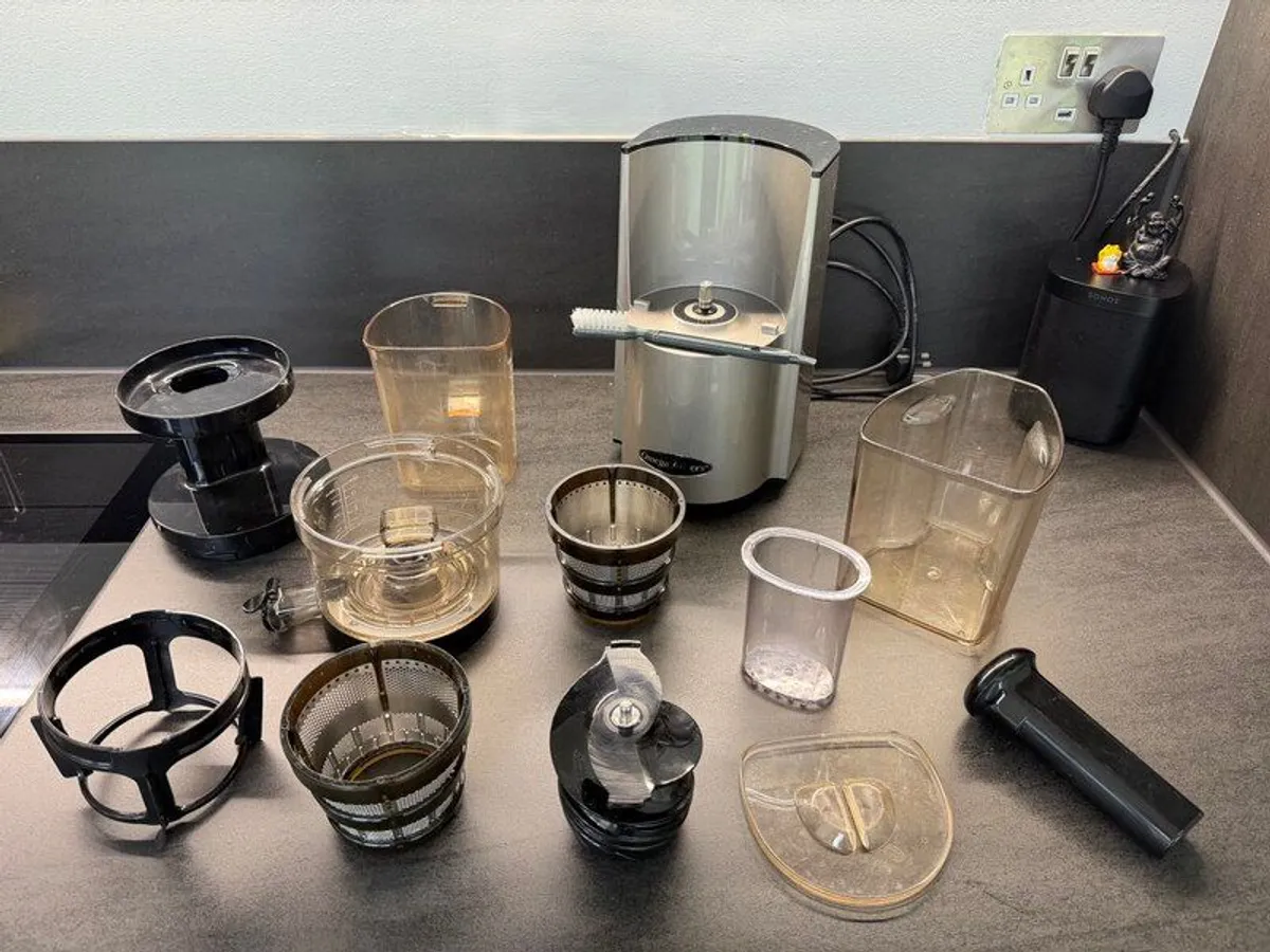 Omega VSJ843 Slow Juicer, Silver, Lightly Used, 2 Screens + All Accessories - Image 2
