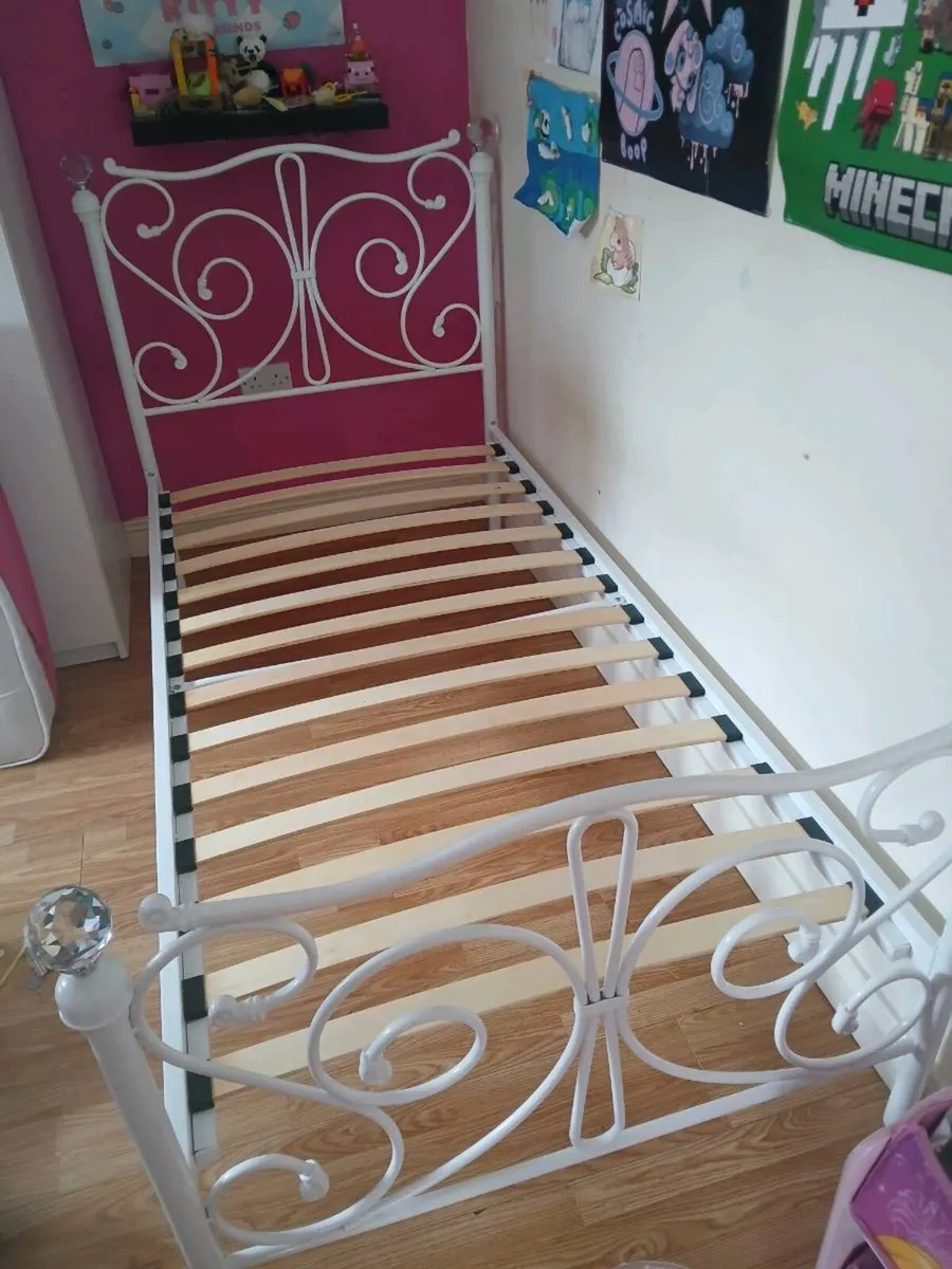Single metal framed bed - Image 2