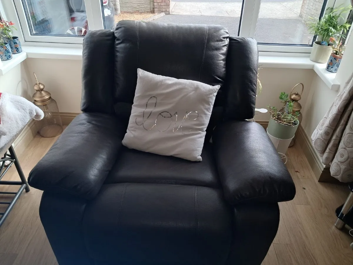 Leather couch with 2 arm chairs - Image 3