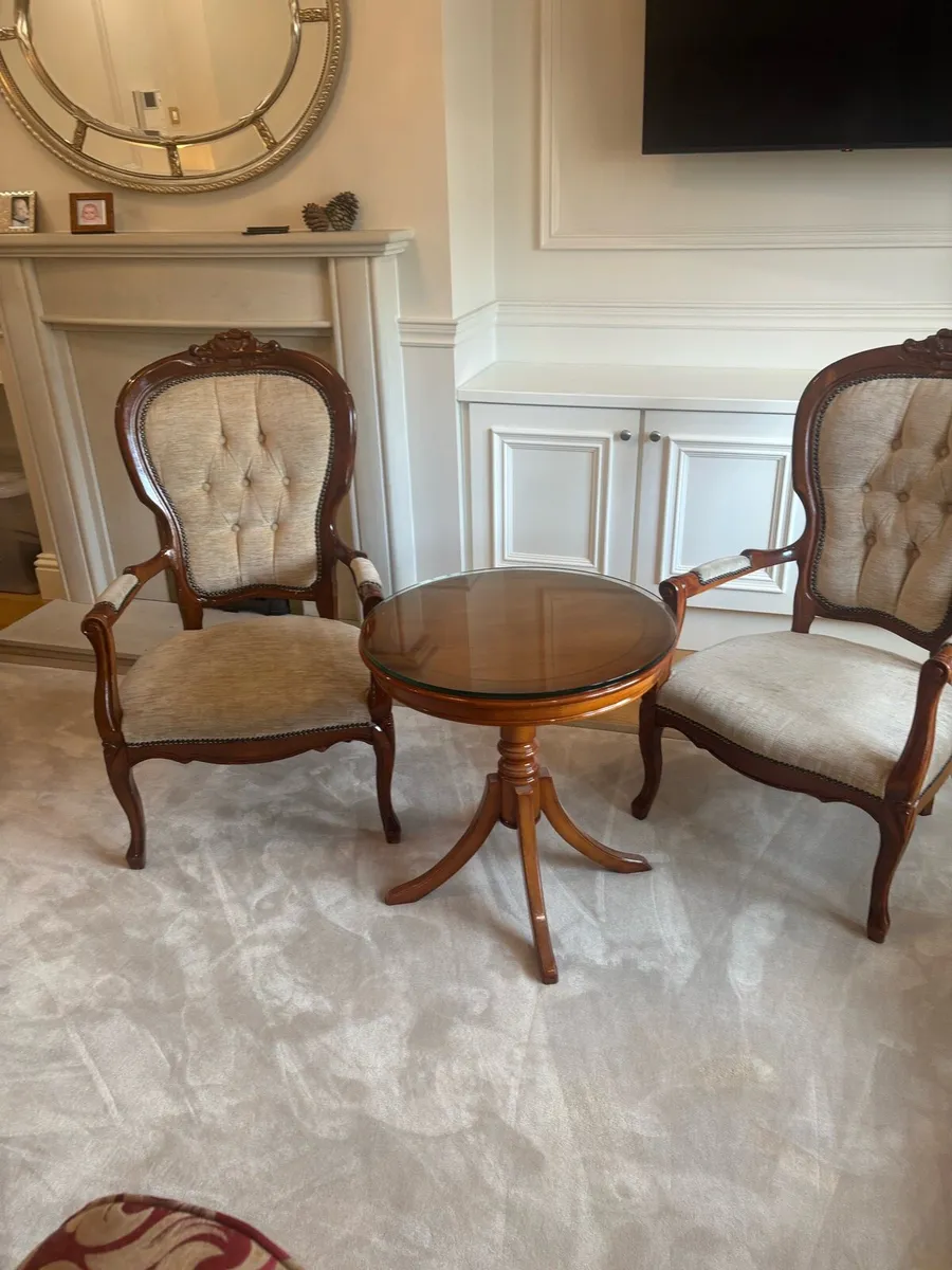Elegant round Table and 2 chairs - Image 1