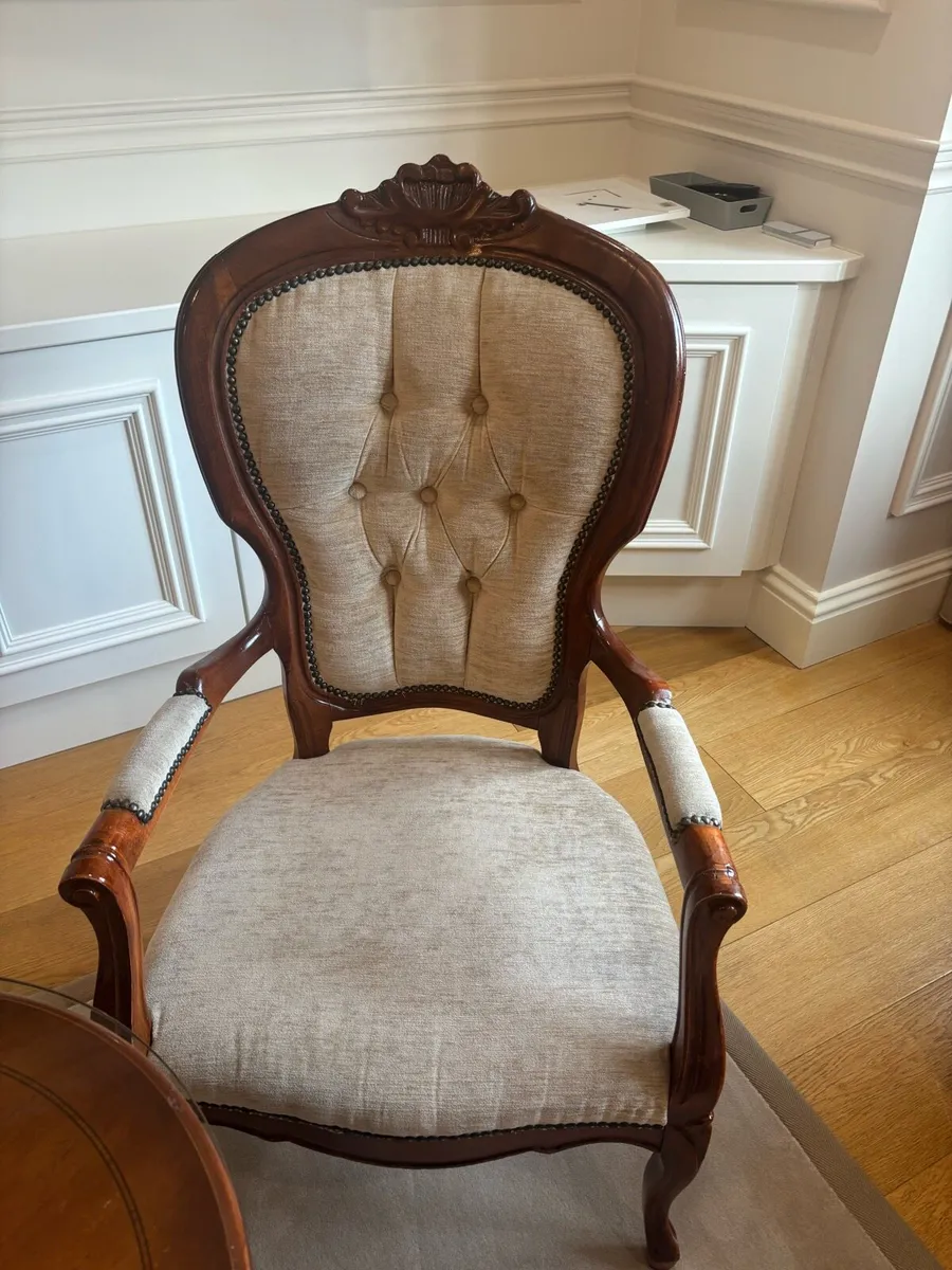 Elegant round Table and 2 chairs - Image 2