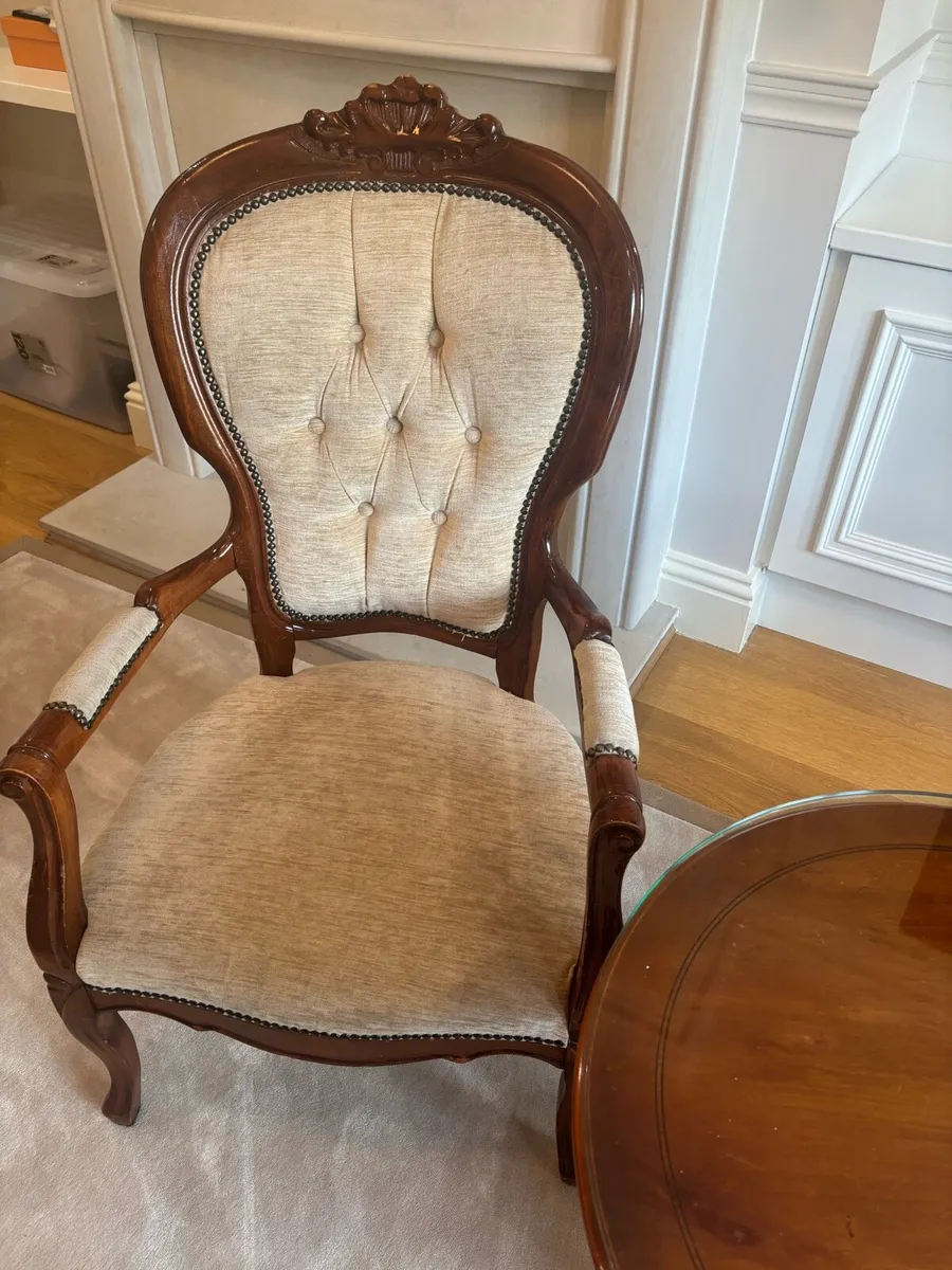 Elegant round Table and 2 chairs - Image 3