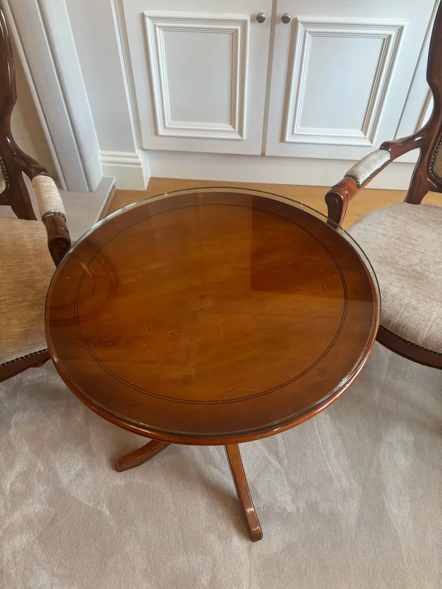 Elegant round Table and 2 chairs - Image 4
