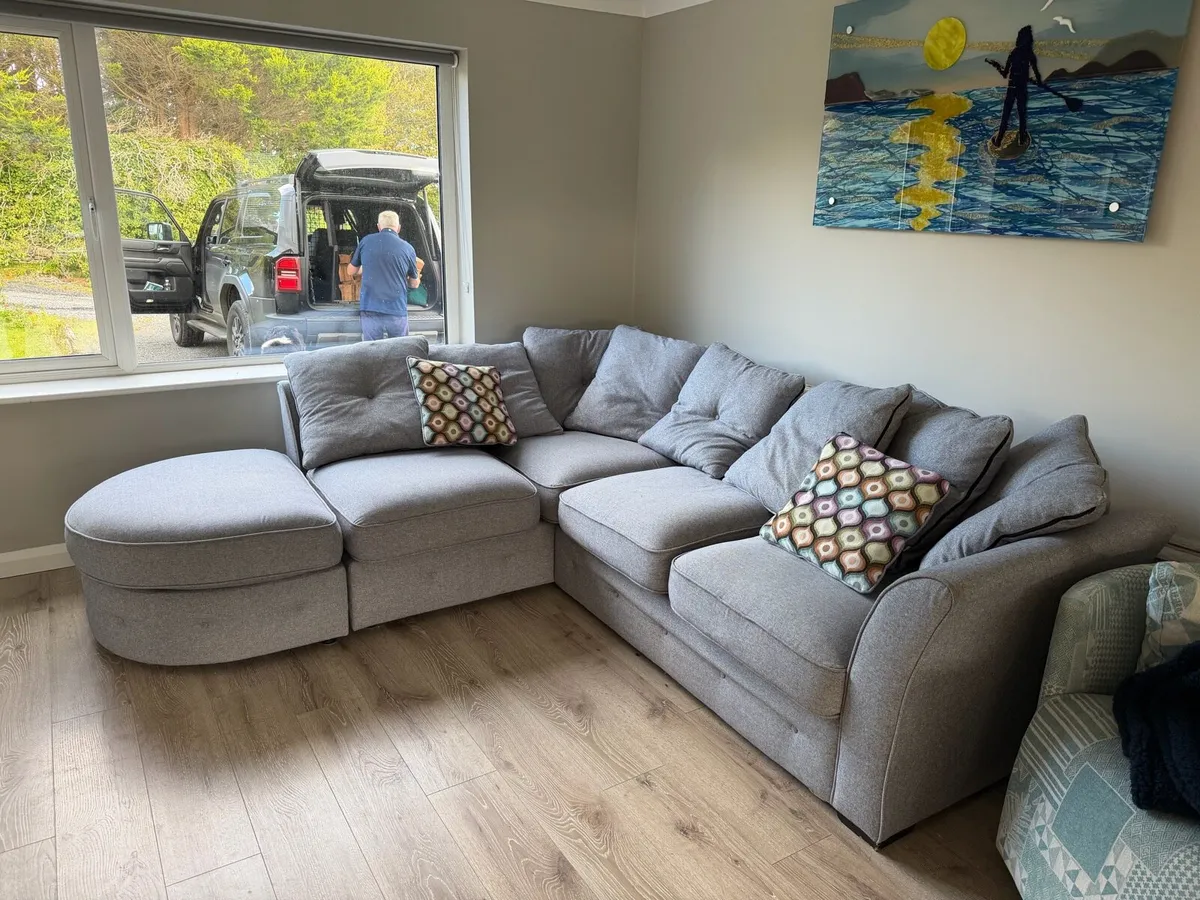 Suite of furniture - Image 1