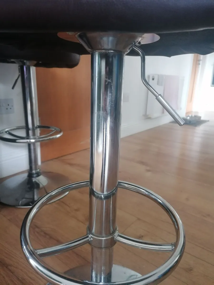 2 Leather bar stools with hand lever - Image 1