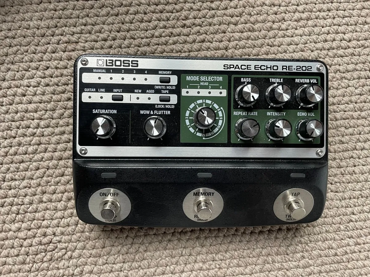 Boss RE-202 space echo digital effect pedal - Image 1