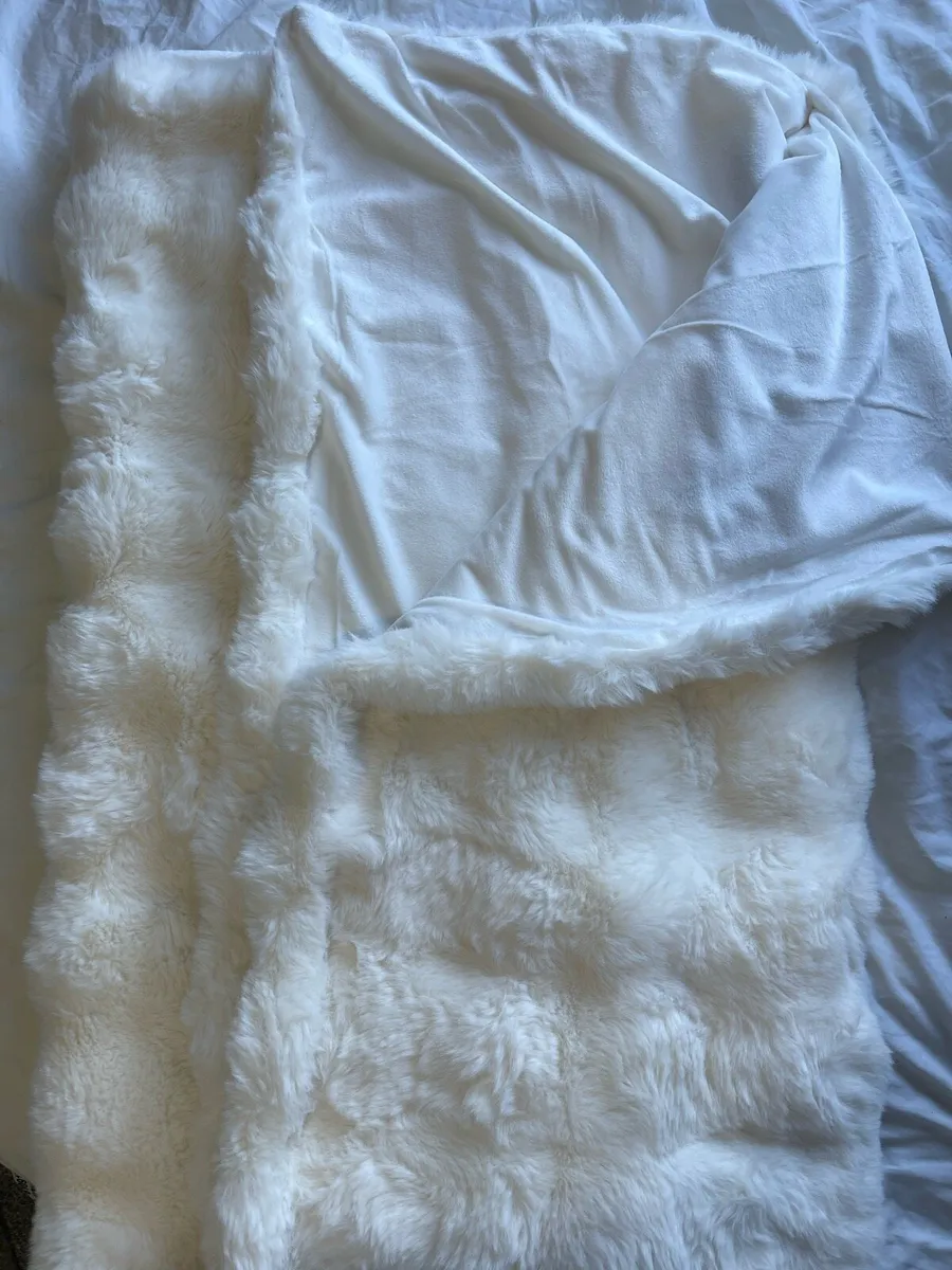 Faux Fur Throw Super Nice and Cosy *NEVER USED - Image 2
