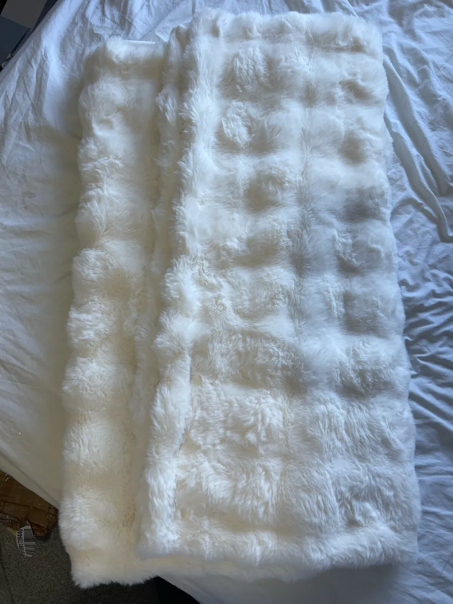 Faux Fur Throw Super Nice and Cosy *NEVER USED - Image 1